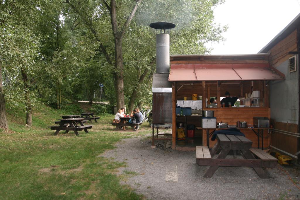 Hostel Boathouse Πράγα Εξωτερικό φωτογραφία
